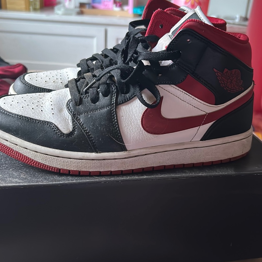 Jordan 1s mid red